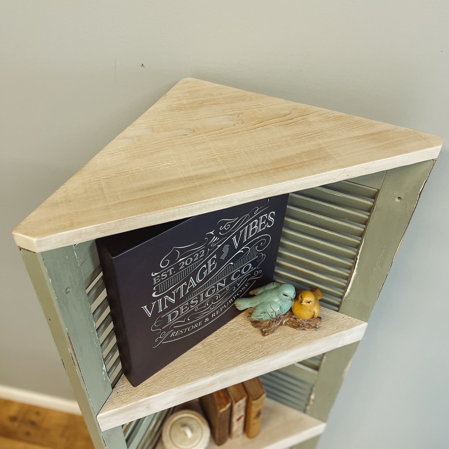 Shutter Corner Shelf - green/white